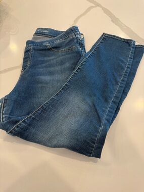 Signature Levi's Women Blue Pull On Skinny Totally Shaping Size 18M. Waist 34”